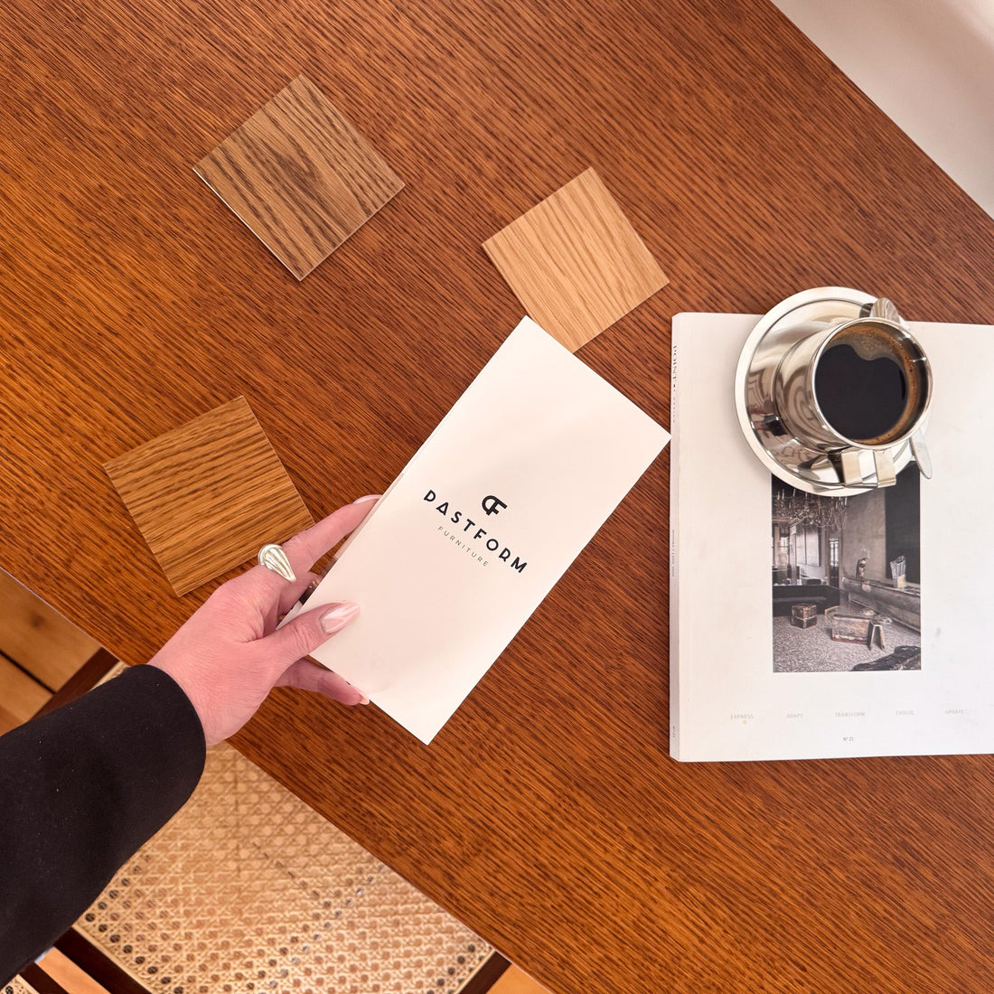 biurko z próbnikami i ulotką pastform